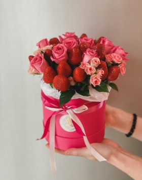 Летняя коробка с розами и клубникой